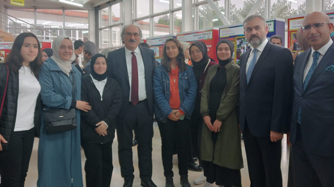 İmam hatip okullarındaki başarılı örnekler ve model uygulamaları sergisine katıldık.